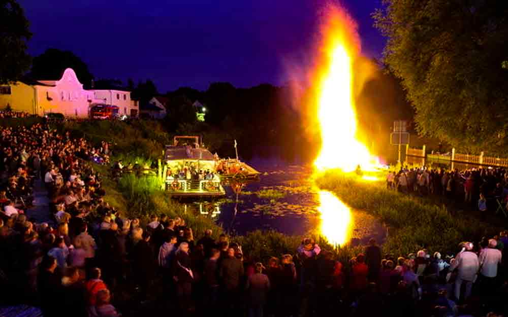 10 Meter hohes Feuer