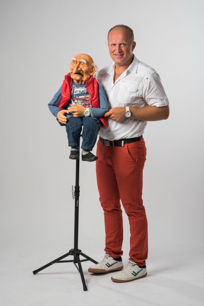 Bauchredner Show mit einem Opa als Bauchredner Puppe