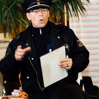 Der Comedian aus Magdeburg präsentiert sich als Polizist