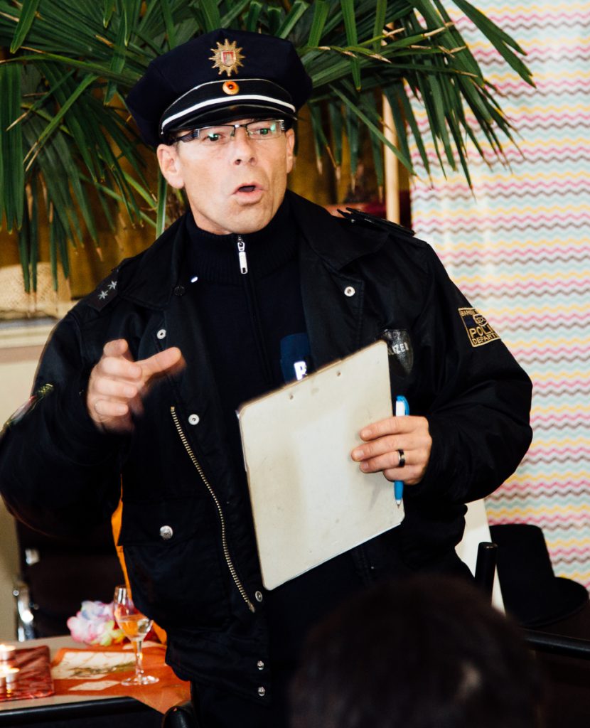 Der Comedian aus Magdeburg präsentiert sich als Polizist