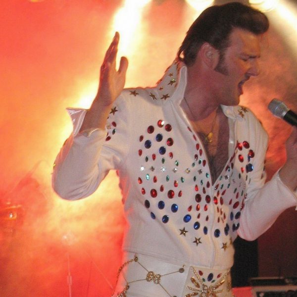 Elvis Double in verschiedenen Kostümen