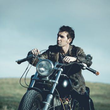 Peter Maffay Double auf einem Motorrad