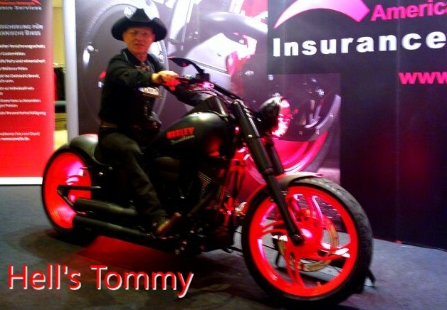 Country Sänger auf einer Harley