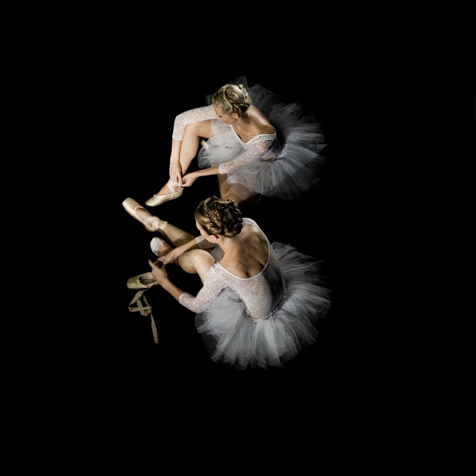Tanzduo und Ballett Tänzerinnen im weißen Röckchen