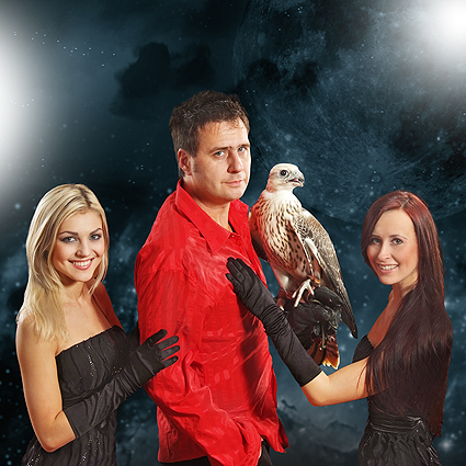 Zauberer mit Assistentinnen und einem Falken buchen