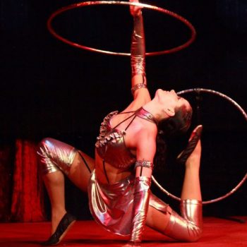 Hula-Hoop in einer eindrucksvoll sowie dynamischen Show