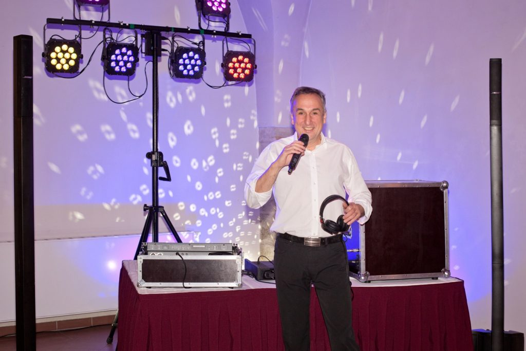 DJ aus Thüringen mit Mikrofon vor seiner Technik