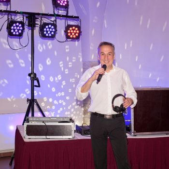 DJ aus Thüringen mit Mikrofon vor seiner Technik