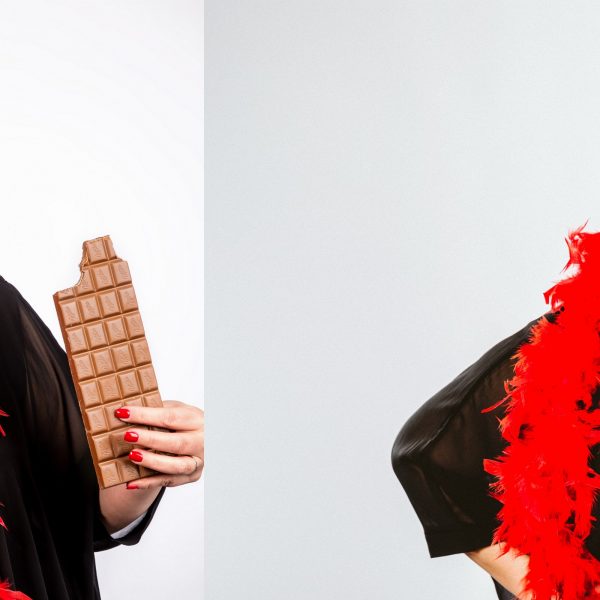 Kabarettistin aus Sachsen mit einer Tafel Schokolade in der Hand