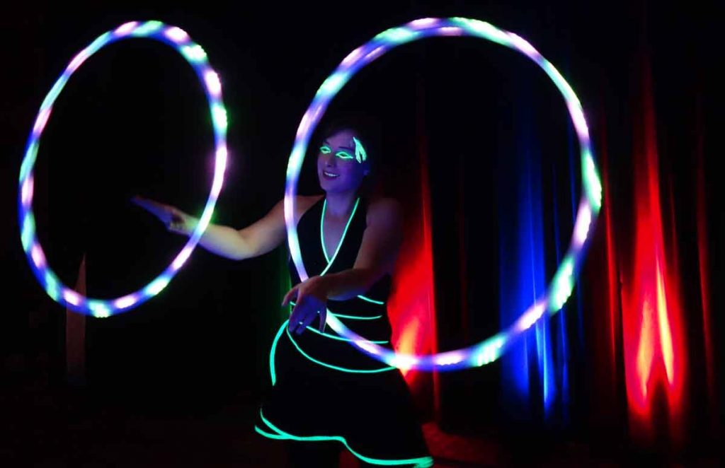 Lichtshow und Schwarzlichtshow mit Hula Hup Reifen