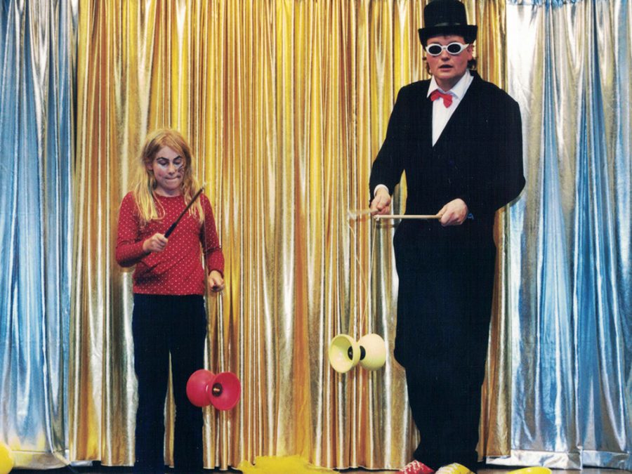 Die Zirkus Mitmachshow mit dem Zirkus Direktor und einem Kind, welche beide mit Rollen spielen.