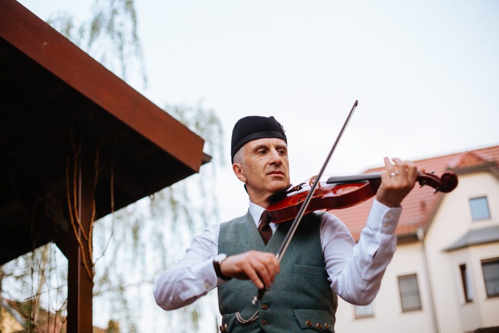 Dudelsackspieler mit Geige im original Kilt