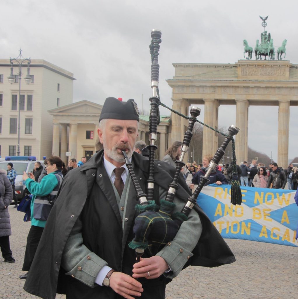 Original schottischer Dudelsackspieler am Brandenburger Tor in Berlin