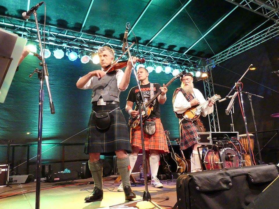 Dudelsackspieler mit Irish Folk Band