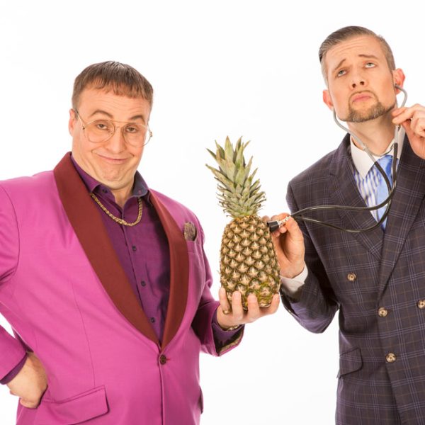 2 Komiker mit einer Ananas in der Hand