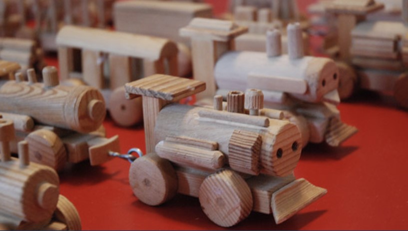 Holzeisenbahn basteln für Kinder