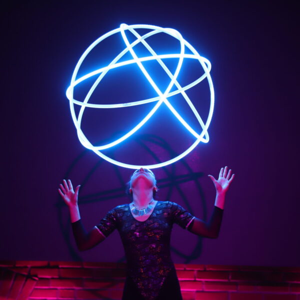 Hula Hoop Artistin mit LED Reifen
