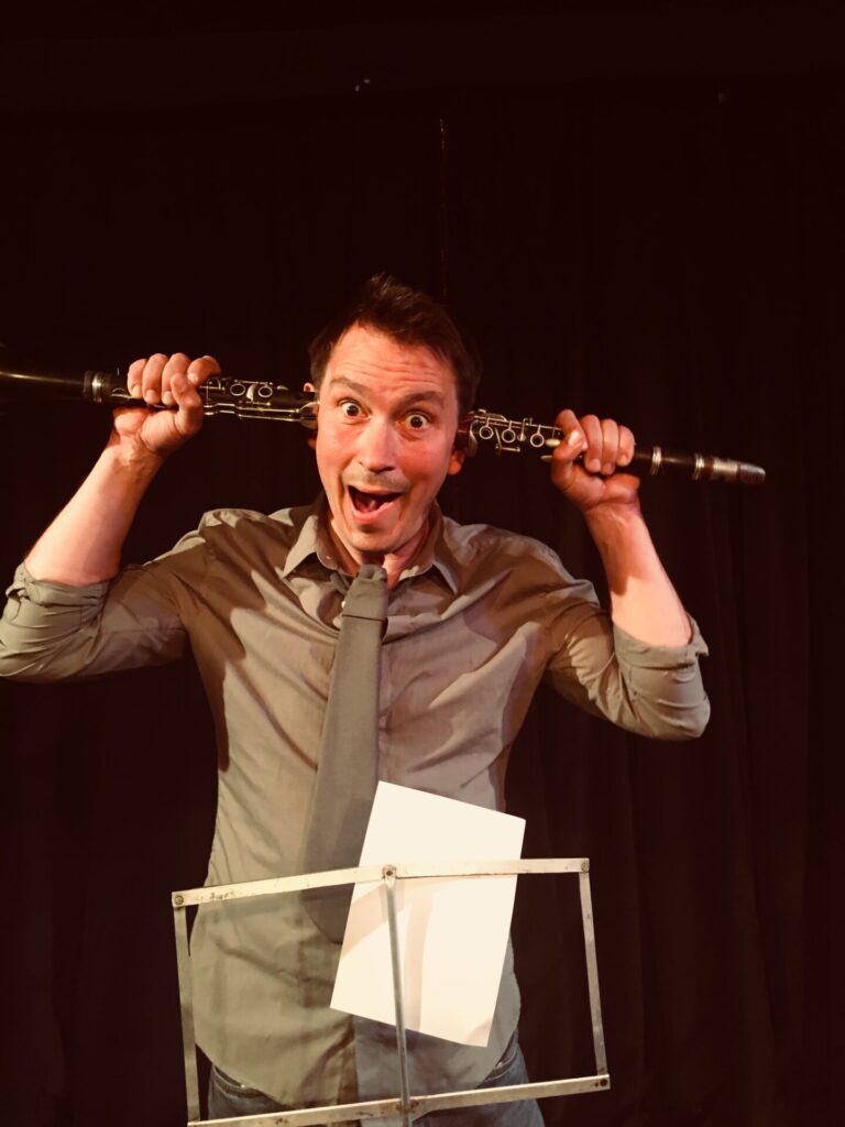 Ein Komiker in Berlin mit einer Flöte